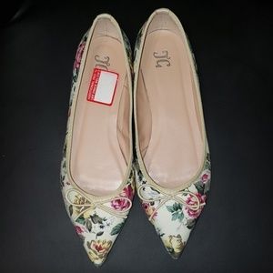 Journee Collection Floral Flats